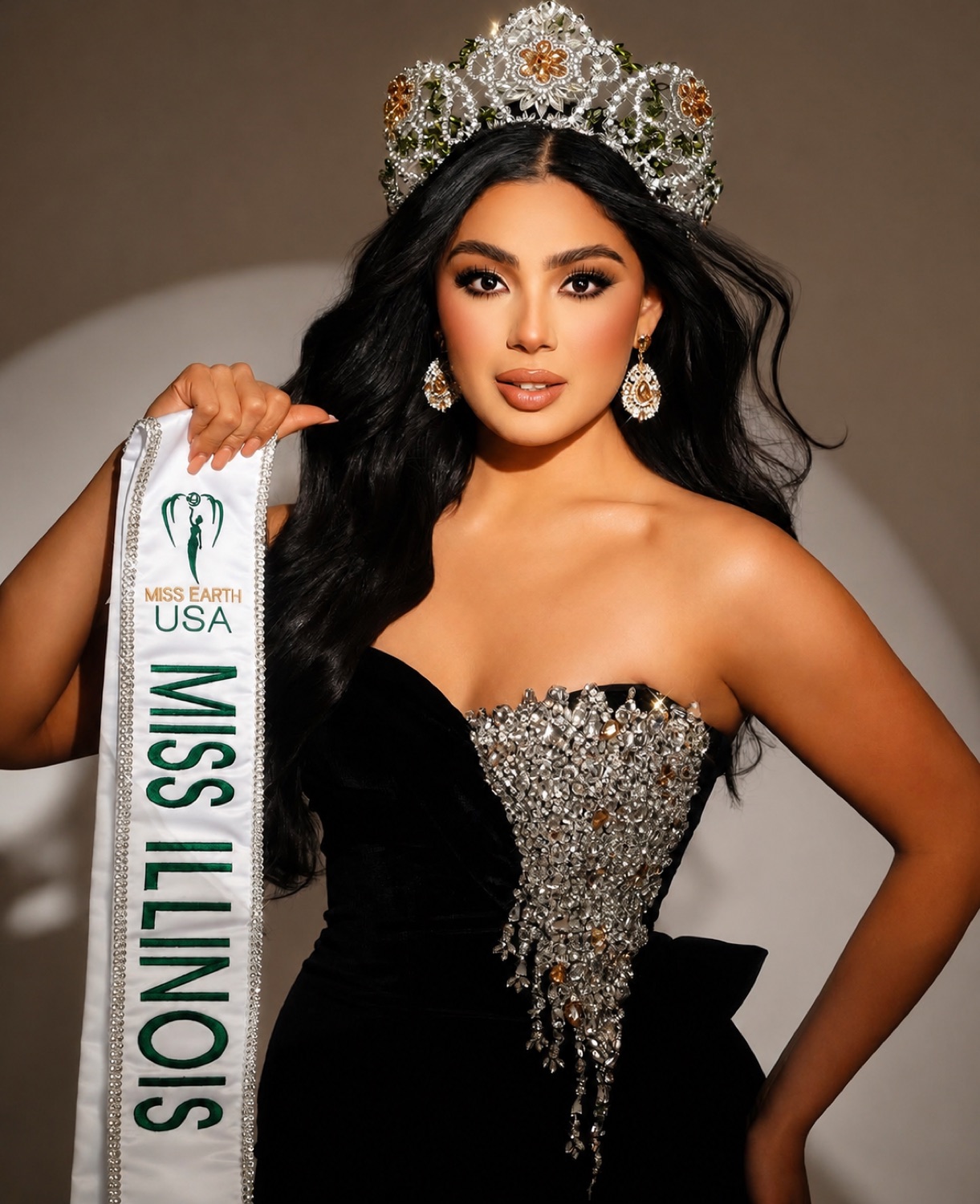 A titleholder coached by Jeins Castañeda on stage
